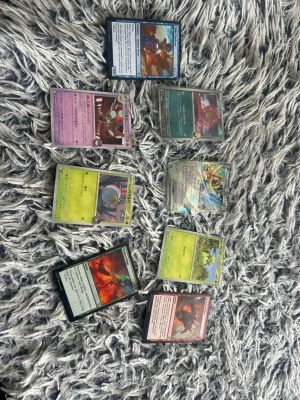 Blandade Pokémon- och Magic-kort - Säljer ett gäng samlarkort från Pokémon och Magic: The Gathering. Blandningen innehåller både färgglada och holografiska kort med olika motiv och typer, inklusive gräs, eld och psykisk energi. Perfekt för dig som vill utöka din samling eller spela med vänner.