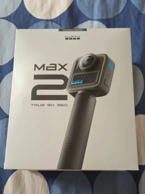 GoPro Max 2 8K 360 digitalkamera - GoPro MAX 2 i jättebra skick. Säljer min Gopro då den bara har använts en fåtal gånger. Kameran är i mycket fint skick och fungerar perfekt utan några problem. Perfekt för 360° video, actionfilming och vlogging.  ○Använd endast ett fåtal gånger  ○Fullt fungerande  ○Mycket fint skick ○Levereras med original förpackning och tillbehör (!ej minneskort!)  Skickas väl förpackad. Hör gärna av dig om du har några frågor eller vill diskutera priset!❤️