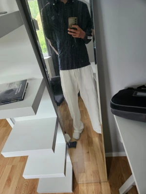 Mörkblå henley från Abercrombie & Fitch - Säljer en mörkblå henley-skjorta från Abercrombie & Fitch i mjuk bomull. Skjortan har lång ärm, knappar framtill och en avslappnad passform. Perfekt för dig som gillar enkel och stilren design.