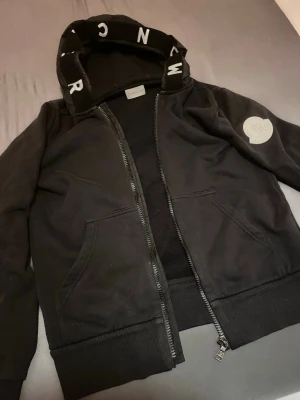Moncler zipper - Kvinnlig moncler zipper i storleken S. 
