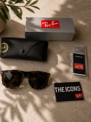 Ray-Ban Wayfarer solglasögon brun - Ray-Ban Wayfarer solglasögon med klassisk brunmelerad båge och mörka glas. Snygg och tidlös modell som passar till de flesta stilar. Kommer med originalfodral, putsduk och box.