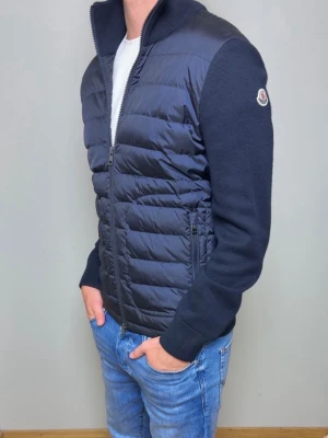 Moncler Cardigan - Hej! Säljer nu denna väldigt snygga moncler cardigan som är perfekt till sommaren! Storlek S.  Ny pris= 10.000 kr, säljs för 4499 kr! Kvitto, box och tags medföljer vid köp!