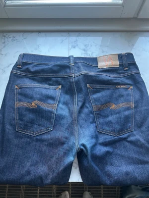 Nudie Lean Dean Dry Jeans - Nudie Lean Dean Jeans Modell: Lean Dean Färg: Mörkblå Storlek: w33 l30 Skick: 9/10 Material: Dry 16 Dips Modellen är 179cm lång och 65kg