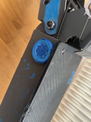 Svart elsparkcykel med blå detaljer - Säljer en svart elsparkcykel med blå detaljer och robusta däck. Cykeln har en bred fotplatta med räfflat mönster för bättre grepp och tydliga blå accenter på vissa delar. Passar perfekt för dig som vill ta dig fram snabbt och smidigt i stan.