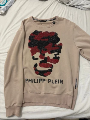 Beige sweatshirt Philipp Plein XXL - Säljer en beige sweatshirt från Philipp Plein i storlek XXL men skulle säga att passar mer storlek L.
