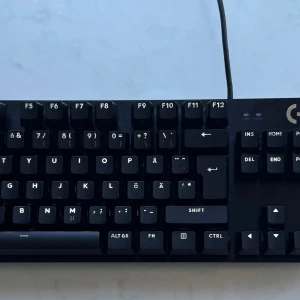 Logitech Gaming-kit: Mekaniskt TKL-tangentbord & G502 Mus - Komplett och extremt prisvärt gaming-kit från Logitech som ger dig grym precision och prestanda direkt på skrivbordet! Perfekt för dig som vill ha bra gaming-prylar till ett riktigt bra pris.  Logitech G413 TKL SE (Mekaniskt tangentbord): Ett smidigt och tåligt tangentbord i snygg aluminiumdesign. Obs: Det finns en missfärgning på undersidan, men eftersom det är på undersidan syns den inte alls när det står på skrivbordet och det påverkar absolut inte utseendet eller funktionen på ovansidan!  