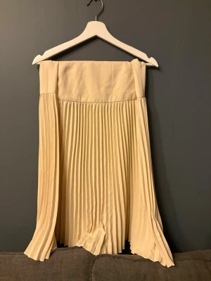 Gul kjol från Gina Tricot - Gul kjol från Gina Tricot. Kjolen har en högmidja och är i storlek 32. 