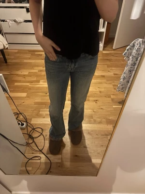Blå lågmidjade jeans  - Säljer ett par klassiska blå jeans med låg midja och utsvängda ben. Jeansen har fem fickor och stängs med knapp och dragkedja. Står ej storlek men passar bra på mig som vanligtvis har S och är 163 ca. Skriv för mått eller fler bilder, tar självklart emot prisförslag🩷🩷