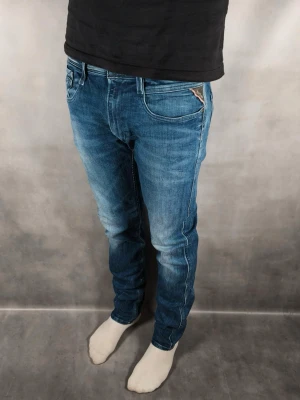 Replay Anbass - Replay Anbass Jeans • Storlek: 32/32 • Skick: 9/10 – fint skick, utan skavanker • Inkluderas: Endast jeansen • Nypris: Ca 2 000 kr • Passform: Modellen på bilden är 180 cm lång, väger 65 kg •
