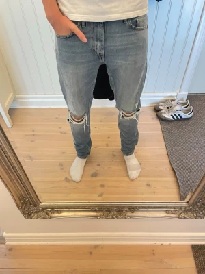 Tiger or Sweden raka jeans - Riktigt feta jeans från tiger of Sweden med snygga slitningar på knäna och feta fades. Rak passform med namnet Pistolero. Modellen på bilden är 183, storlek 29/32. Hör av er vid funderingar!