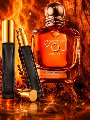 Emporio Armani Stronger With You Intensely - Emporio Armani Stronger With You Intensely parfym i elegant glasflaska med varm bärnstensfärg och rundad form. Medföljer svarta och guldiga sprayflaskor för enkel påfyllning och användning. Perfekt för dig som gillar lyxiga och intensiva dofter.