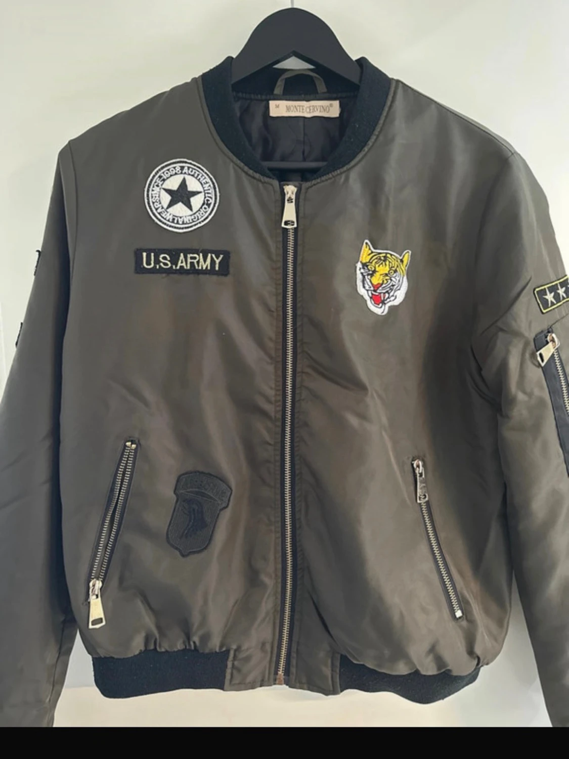 Olivgrön bomberjacka med patches