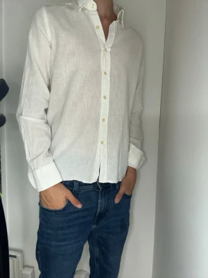 Vit linneskjorta från Oscar Jacobson - Detta är en vit linneskjorta från Oscar Jacobson! Skjortan har storleken S och passformen är slim. Nypris ligger på ca 1399. Skjortan är i ett bra skick och inga skavanker finns! Har du frågor? Fråga! Pris ej ristat i sten.