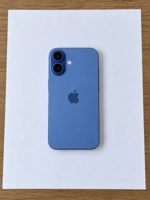 Iphone 16  - iPhone 16 – Blå 📱  Säljer ett stilrent motiv med en blå iPhone 16 på vitt A4-papper. Enkel och minimalistisk design med tydliga detaljer. Passar perfekt för dig som gillar Apple, teknik och stilrena motiv. Kan användas som dekoration, rekvisita eller inspiration.  Modell: iPhone 16 Färg: blå Skick: Fint skick  📌 Viktigt: Endast en bild/fotografi, ingen fysisk iPhone ingår.
