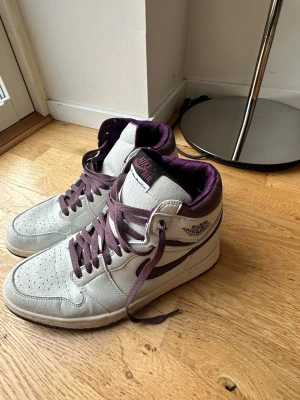 Nike Air Jordan 1 Retro High OG - Snygga Nike Air Jordan 1 Retro High OG sneakers i vitt och vinrött. Väldigt bra skick 