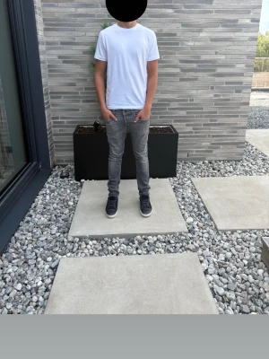 Dondup George Grå - Dondup George Skinny Fit jeans i grå denim, storlek 34. Snygg smal modell med stretch. Personen på bilderna är 189 cm lång och väger ca 76 kg, och jeansen sitter något kort och tajt på honom, så de passar troligtvis bättre på någon som är lite mindre. Fint begagnat skick men det finns några mindre fläckar/märken vid framfickan, vilket syns på bilderna. I övrigt fint skick. Nypris ca 3 400 kr.