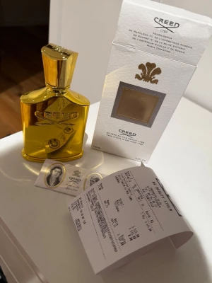 Creed Millésime Impérial 100 ml parfym - Lyxig parfym från Creed, Millésime Impérial, i en exklusiv guldfärgad flaska på 100 ml. Flaskan har elegant design med Creed-logga i relief och levereras med originalkartong och certifikat. En ikonisk doft för dig som gillar exklusiva parfymer. Tillkommer även med kvitto