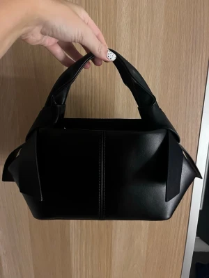 Väska  - Handväska från Gina tricot. Aldrig använd. Köpt för 1 månad sen för 400kr. Får plast med mycket i den, väldigt praktisk. Pris kan diskuteras