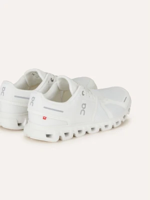 Vita sneakers från On running  - Säljer ett par helvita sneakers från On/ running cloud med sportig design och ventilerande meshmaterial. Skorna har en chunky sula med unika hål och elastiska snören för enkel påtagning. Perfekta
