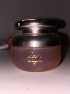Rare beauty parfym - 50 ml och den är nästan fullt