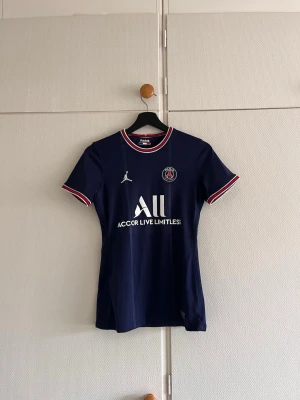 Fotbollströja PSG - PSG tröja dam köpt från Nike strl xs. Figursydd. Knappt använd och i princip nyskick. Köpt för 999kr