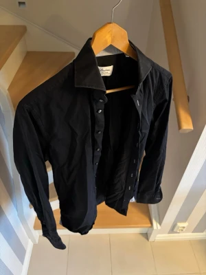 Stenströms Skjorta  - Svart skjorta från Stenströms i fitted body storlek 38! Exklusiv skjorta med svarta knappar. Skjortan är i gott skick och av bra kvalitet. 