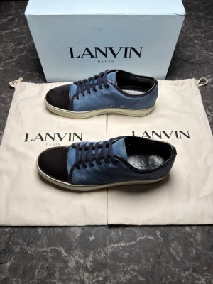 Lanvin - Säljer ett par otroligt snygga skor från det exklusiva märket Lanvin! Skorna är i mycket bra skick, skulle säga ungefär 8/10 pga hälen. Nypris ligger på över 5000kronor men säljer dessa för endast 2199 och kan gå ner i pris ännu mer vid snabb affär! Skorna är i storlek UK 10 vilket motsvarar 44-45. Obs hälen är skadad på ena skon. Skriv gärna ifall det är några funderingar, allt bästa SkoKapet