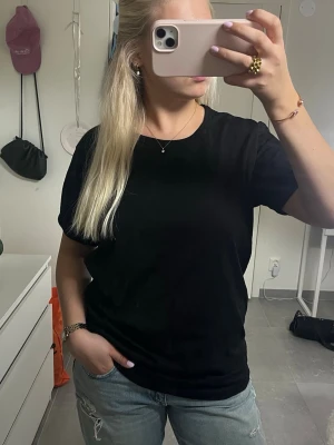 Svart t-shirt med tryck - Svart t-shirt med tryck på ryggen från NEWBODY💕