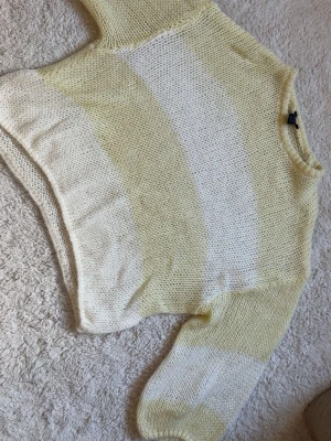 Oversized stickad tröja - Oversized stickad baggy tröja som är perfekt till att sätta på under kyligare kvällar utomhus