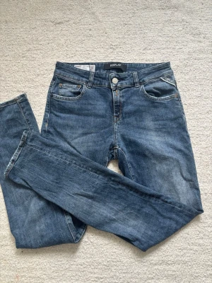 Blå jeans från Replay - Snygga blå jeans från Replay med klassisk femficksmodell och raka ben. Jeansen har en diskret tvättad look och detaljerade sömmar. Tillverkade i slitstarkt denimtyg som ger en tidlös och avslappnad stil.