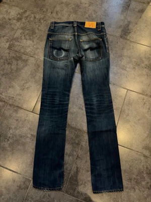 Nudie Jeans - Säljer ett par blå raka jeans från Nudie Jeans med riktigt snygga slitningar och snygg tvätt!! Måtten är 28x34 Bara att höra av sig vid funderingar🙌🏻🙌🏻