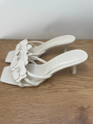 Klackskor sandaletter Stradivarius - Klackskor från Stradivarius. Klackhöjd ca 6 cm 