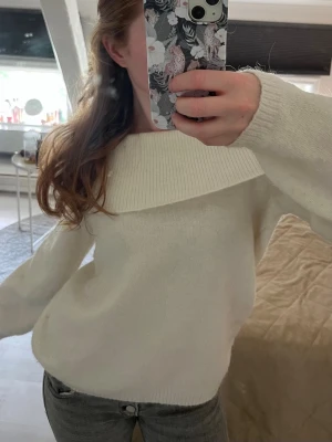 Off shoulder tröja - Sparsamt använd men något nopprig, annars fin! Öppen för prisförslag!