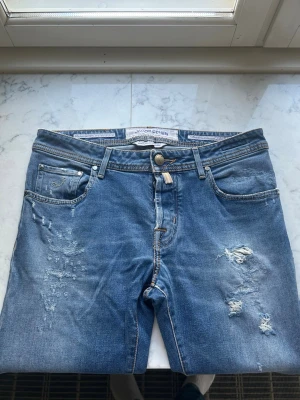 Jacob Cohen 622 Ripped Jeans - Jacob Cohen 622 Jeans Model: J622 Storlek: 32 Färg: Blå Skick: 9/10 Modellen är 179cm lång och 65kg Nypris: ~500€