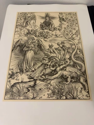 Albrecht Dürer - Säljer två detaljerade svartvita konsttryck med religiösa motiv. Ena bilden visar en ängel och en drake med flera huvuden, den andra föreställer en scen vid korset med flera helgon. Trycken är i klassisk stil och har tydliga linjer och skuggor.