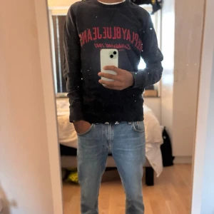 Replay crewneck - Mörkblå Replay-tröja med rött "REPLAY BLUE JEANS" tryck. Rund hals, ribbade muddar. Bekväm och stilren. Storlek S