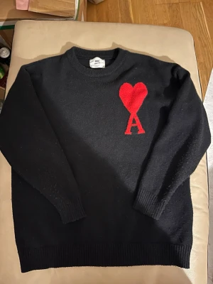 Ami paris - Säljer en använd ami paris sweater som är storlek S. Sweatern passar perfekt inför hösten och vintern och är ett perfekt val för top up på outfiten. Säljer då jag har gått upp i storlek. 🏄🏻‍♂️