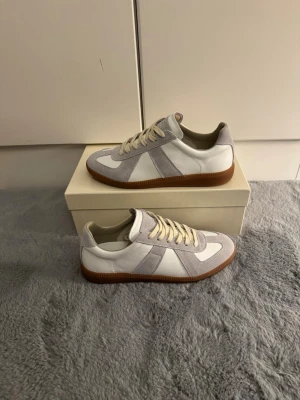 Vita Maison margiela gats - Helt nya och oanvända gats i storlek 43. Skorna kommer med originalbox och är endast testade inomhus. Skriv för mer info! (Fungerande nfc i sulan)