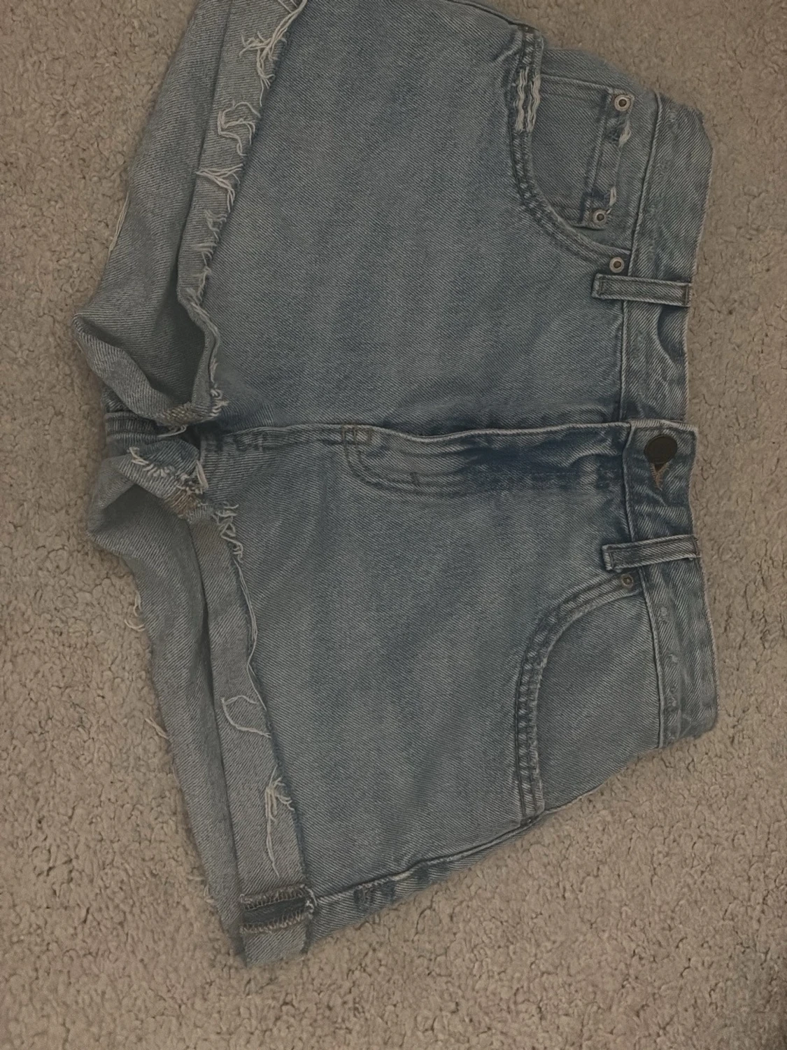 Ljusblå denimshorts med råa kanter - 1