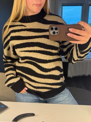 Stickad tröja - Stickad tröja i beige och brun❣️köpt på Vinted 