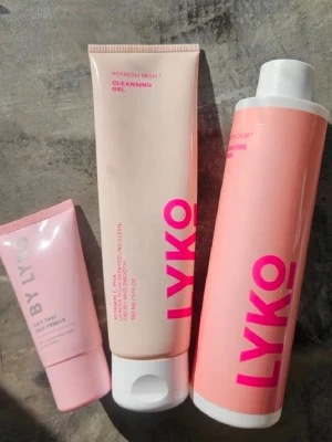 Skönhetskit - Säljer 3 skönhetsprodukter från lyko (primer, cleanser, toner). Cleansern är lite använd, resten är enbart testade och i övrigt fulla 🥰