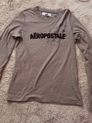 Aeropostale topp - Säljer en Aeropostale topp i storlek L, sitter lite tajt! Har köpt den här ifrån någon gång och aldrig använt den men tror att personen som hade det förut har använt den lite!🥰Djur i hus!!!