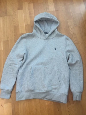 Ralph Lauren Hoodie - Säljer nu denna gråa raphe hoodien då den inte passar längre, bra skick använd max 5 gånger. Pris kan diskuteras vid snabb affär