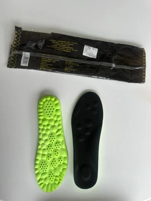 Svarta och limegröna skoinlägg - Säljer ett par ergonomiska skoinlägg i svart och limegrönt med struktur för extra komfort. Sulorna har en cool, mönstrad undersida och passar perfekt för dig som vill ha extra stöd i dina skor.