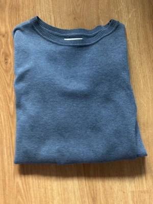 Stickad crew neck  - Stilren stickad tröja ifrån Mango i ljusblått.  Storlek xs och grymt skick! Storlek XS. Skriv vid frågor💬🎉