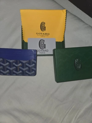  blå och grön korthållare - Två exklusiva korthållare från zara, en i blått och en i grönt. Båda har det klassiska Go-mönstret och är tillverkade i tåligt läder med präglad logotyp. Perfekt för dig som vill ha en stilren och lyxig accessoar till dina kort.