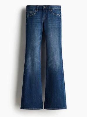 Low flare jeans - Säljer ett par low flare jeans från H&M. Dessa är slutsålda just nu vad jag vet för tillfället. De är använda ett par tiotal gånger men ser inga defekter på dem.💙🙌🏼