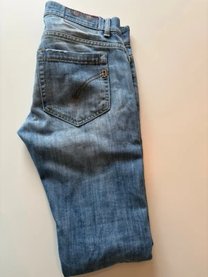 Dondup jeans  - Säljer ett par trävfeta blå dondup jeans i storleken george. Dessa jeans är i ett mycket bra skick med feta slitningar från fabrik.          Hör av er vid minsta fundering!🤝👍