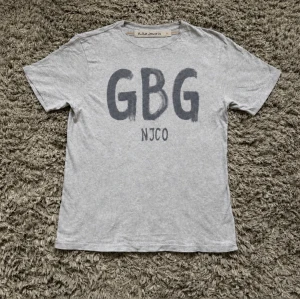 Nudie vintage t shirt - Säljer denna unika vintage nudie jeans t shirten i mycket fint skick!🌟Nypriset ligger på 1999 kr /// Strl M!🤝Hör gärna av er om ni har funderingar!👏