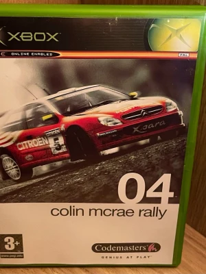 Colin McRae Rally 04 till Xbox - Colin McRae Rally 04 är ett rallyspel till Xbox där du kan köra över 20 olika rallybilar, inklusive Citroën Xsara. Spelet har realistisk grafik, fysik och vädereffekter samt flera spellägen och multiplayer. Perfekt för dig som gillar racing och utmanande banor.Perfekt  Skick